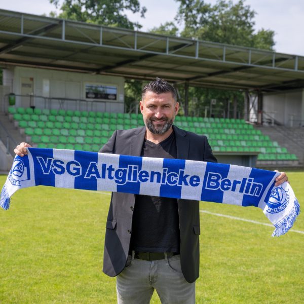 Fußball, Herren, Saison 2025/2026, Regionalliga Nordost, VSG Altglienicke, der Berliner Verein trägt 2025/26 seine Heimspiele in der Spree-Arena im Friesen-Stadion in Fürstenwalde im Bundesland Brandenburg aus, im Bild: Sportlicher Leiter Torsten Mattuschka (VSG Altglienicke) mit VSG-Schal, 17.06. 2025, Foto: Matthias Koch